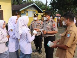 Cegah Dampak Kabut Asap, Kapolres Pasaman Barat Bagikan Masker kepada Pelajar SMAN 1 Pasaman