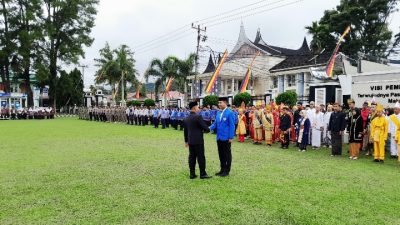 Bupati Pasaman Welly Suhery memimpin upacara peringatan Hari Sumpah Pemuda yang diikuti organisasi kepemudaan, mahasiswa, dan pelajar. Pada kesempatan tersebut, Pemkab Pasaman juga menerima hibah satu unit dump truck pengangkut sampah dari Kementerian Lingkungan Hidup untuk mendukung peningkatan pelayanan kebersihan dan pengelolaan sampah di daerah.