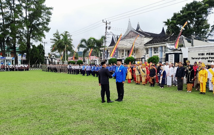 Bupati Pasaman Welly Suhery memimpin upacara peringatan Hari Sumpah Pemuda yang diikuti organisasi kepemudaan, mahasiswa, dan pelajar. Pada kesempatan tersebut, Pemkab Pasaman juga menerima hibah satu unit dump truck pengangkut sampah dari Kementerian Lingkungan Hidup untuk mendukung peningkatan pelayanan kebersihan dan pengelolaan sampah di daerah.
