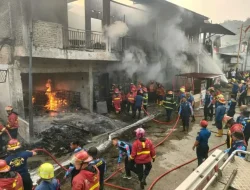 Kebakaran di Gadut Padang Hanguskan Ruko dan Kendaraan, Kerugian Ditaksir Rp3 Miliar